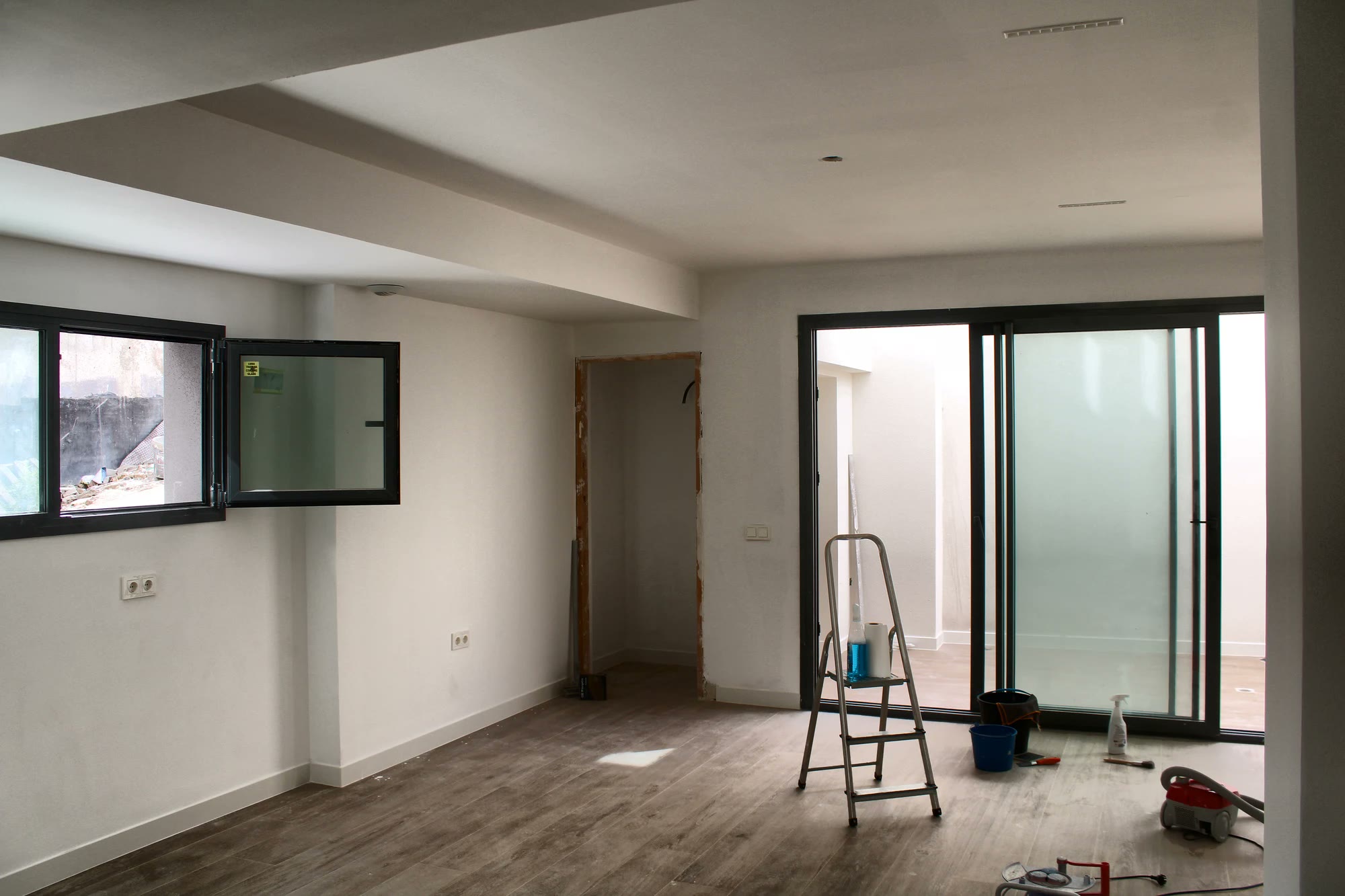 Salón amplio recién pintado