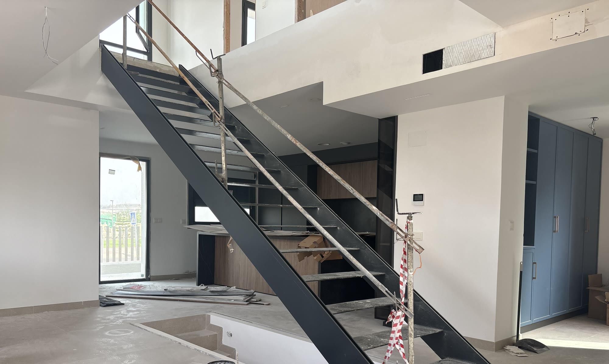 Salón de obra nueva con escalera de diseño