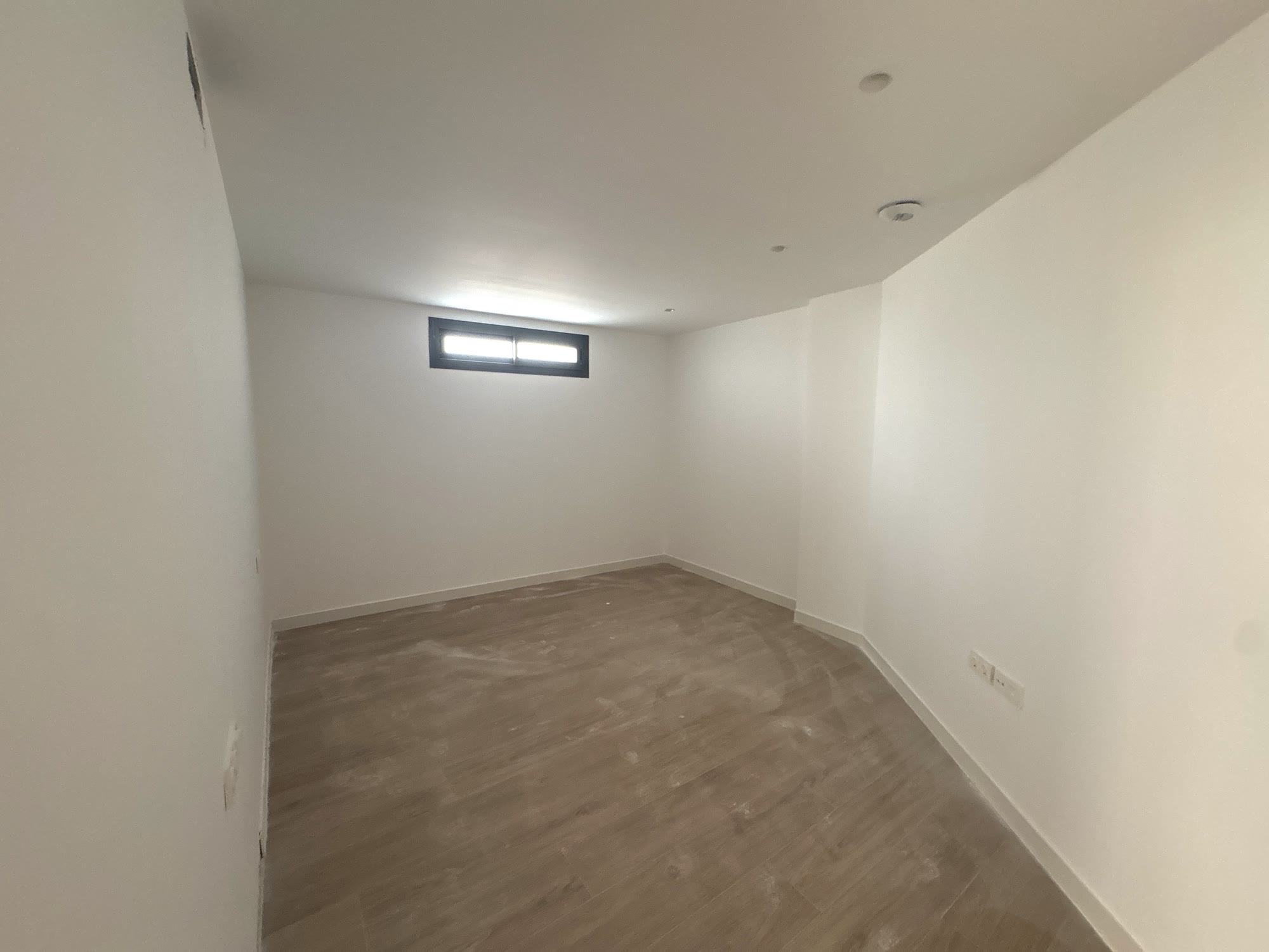 Habitación recién pintada en Almería