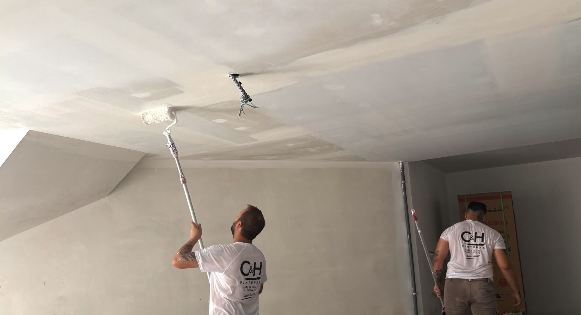 El equipo pintando techos a dos manos